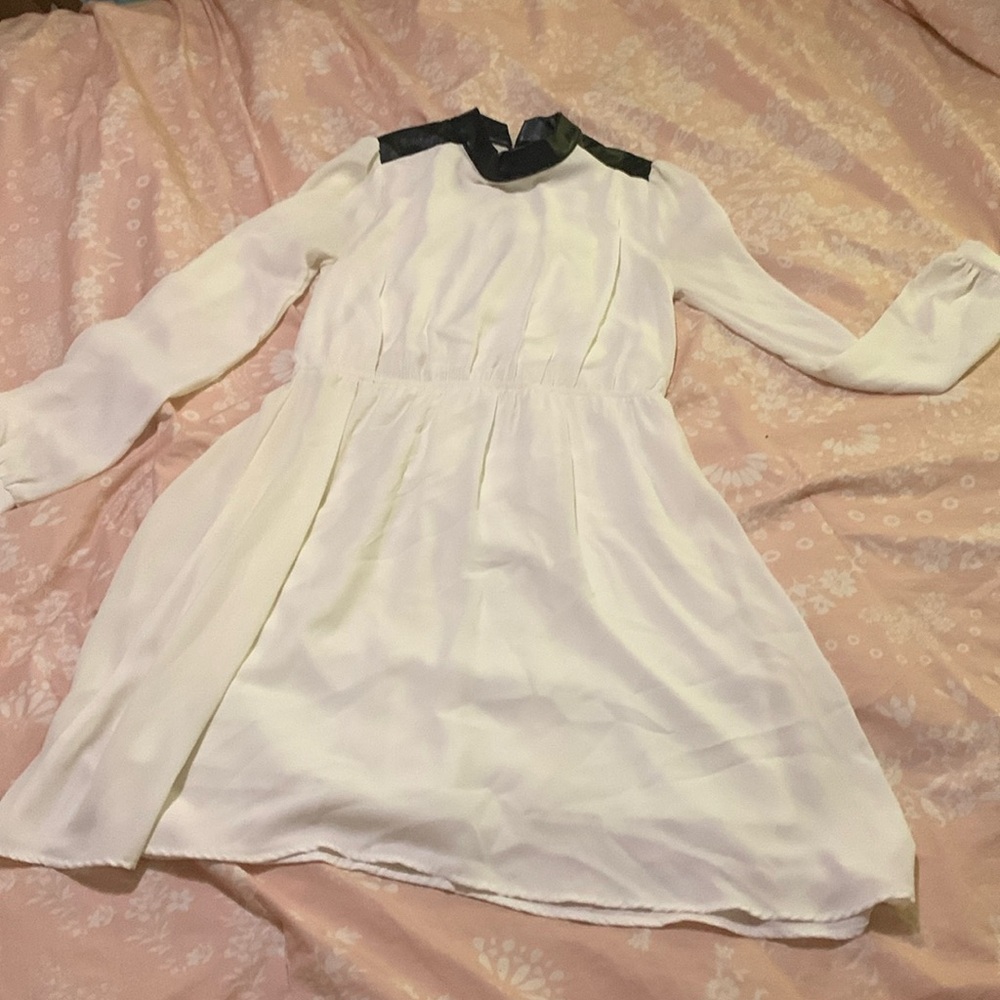 Everly dress. Off white with black details. Size s.